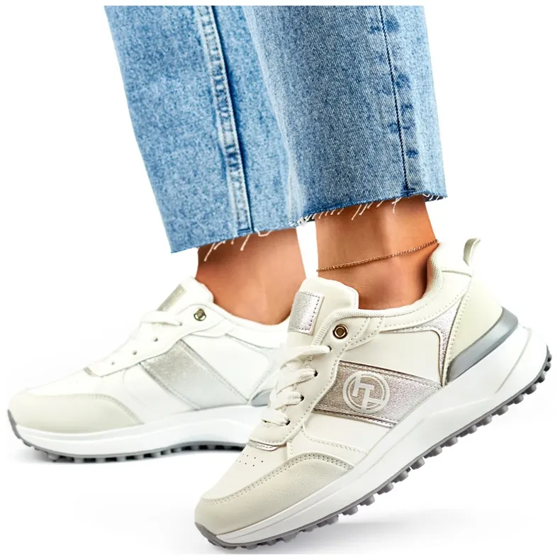 Comfortable white women's sneakers for everyday use