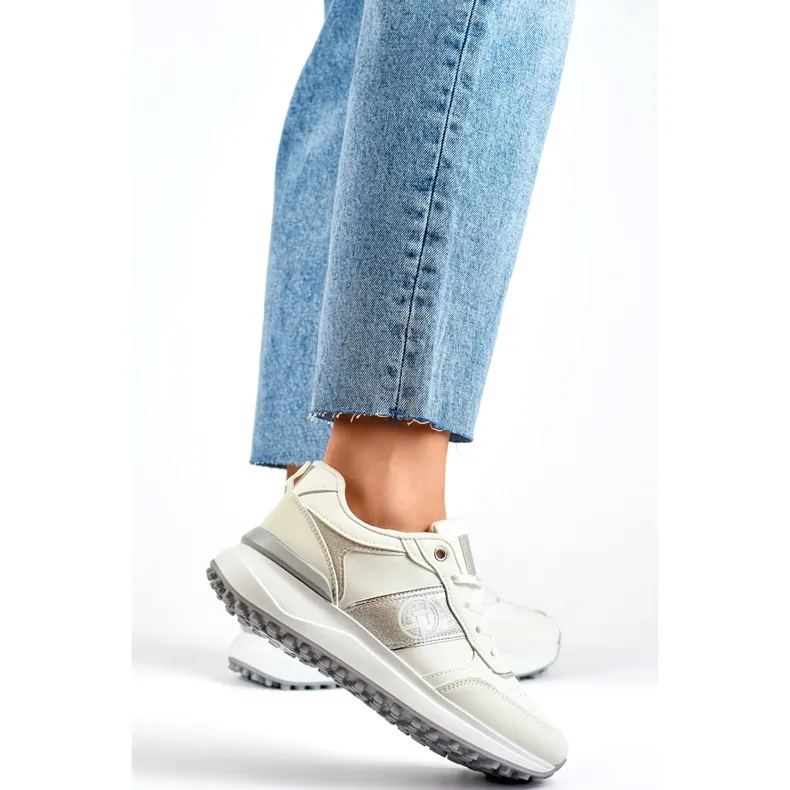 Comfortable white women's sneakers for everyday use